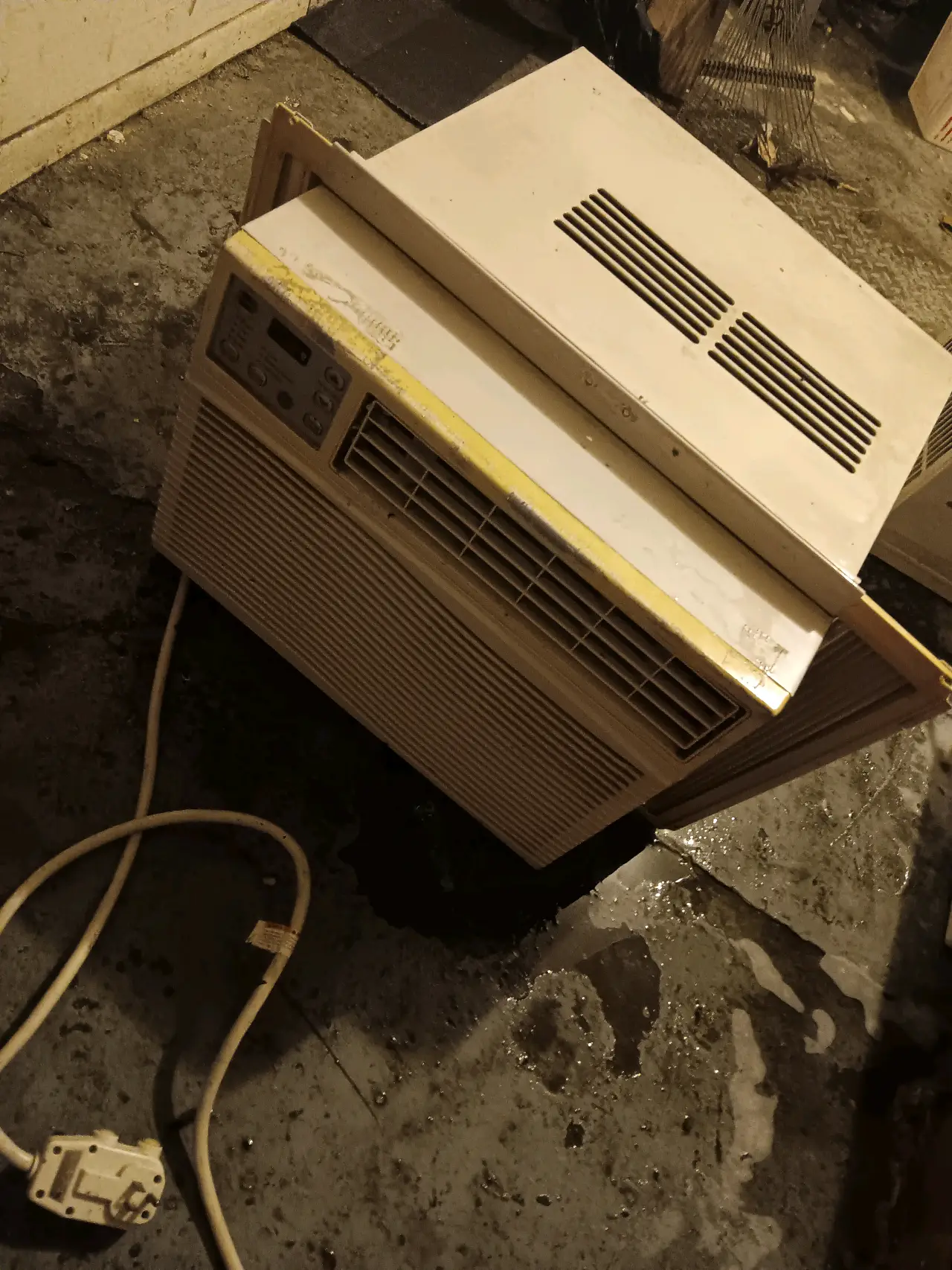 GE BIG USED WINDOW AIR CONDITIONER – 1