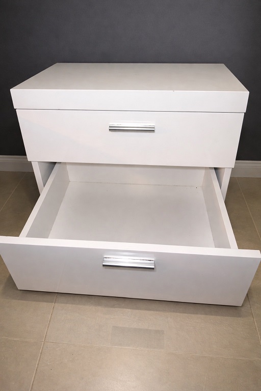 Set of 2 white bedside tables in very good condition. – 2