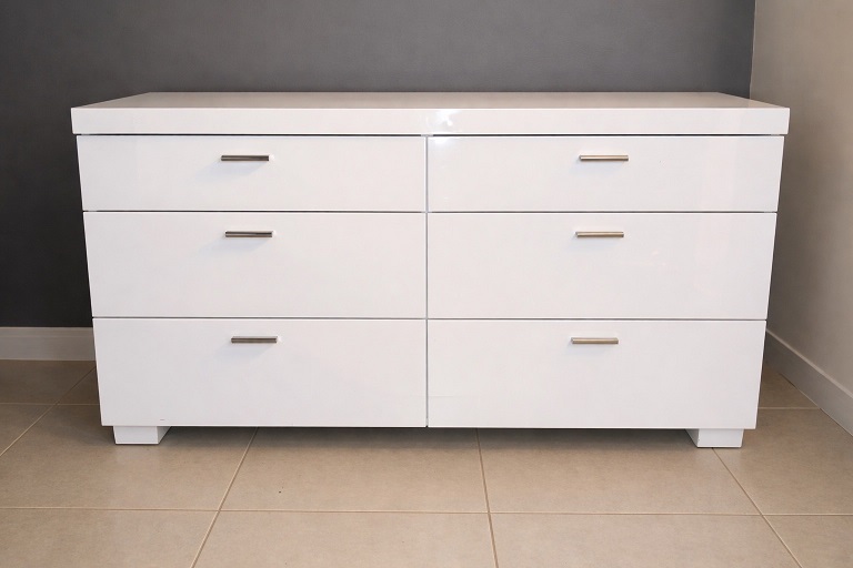 White bedroom chest of drawers in very good condition. – 1