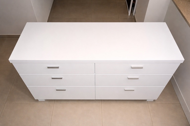 White bedroom chest of drawers in very good condition. – 2