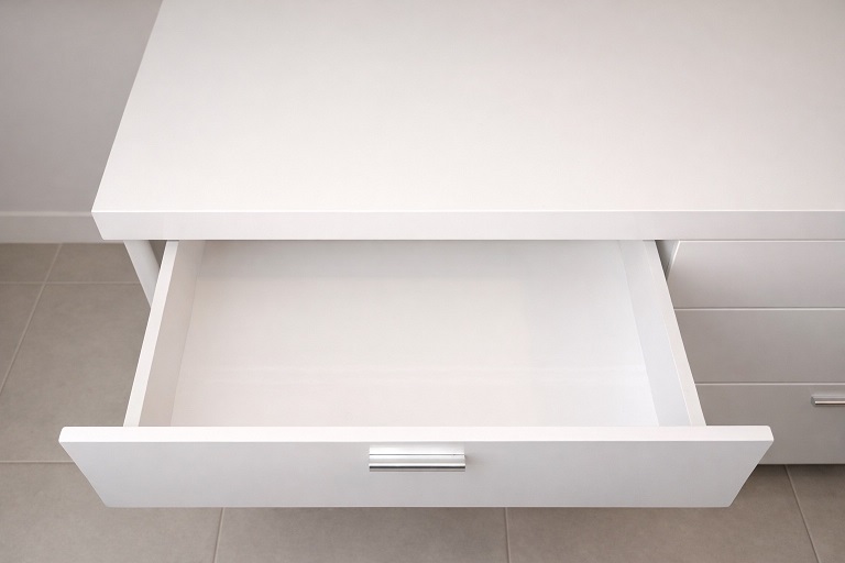 White bedroom chest of drawers in very good condition. – 3