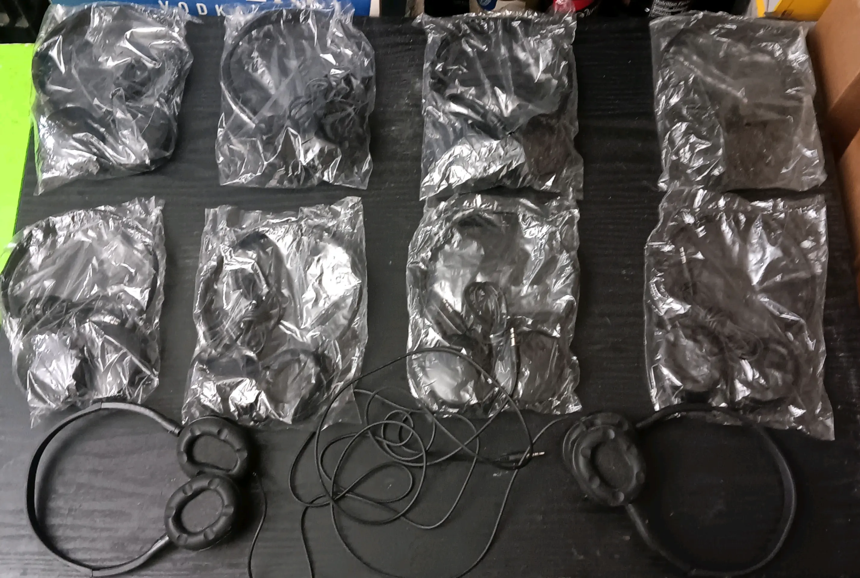 THIN WIRED AJUSTABLE HEADPHONES (EACH)