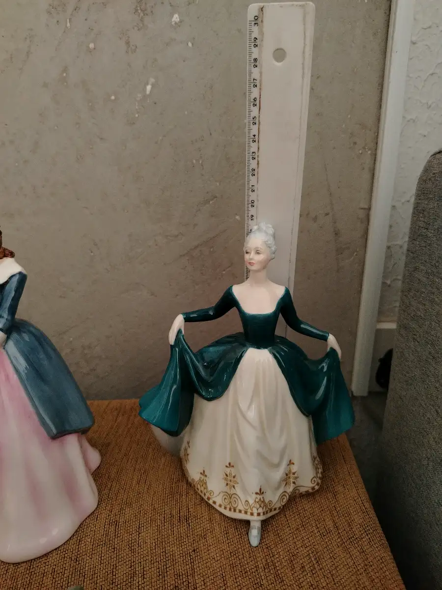 4 Royal Doulton figurines, The One Is Little cracked. – 4