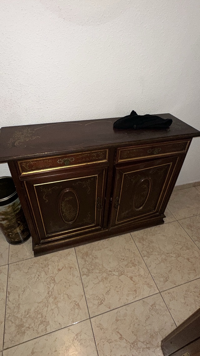 Aparador de dos puertas con decoración floral y detalles dorados – 1