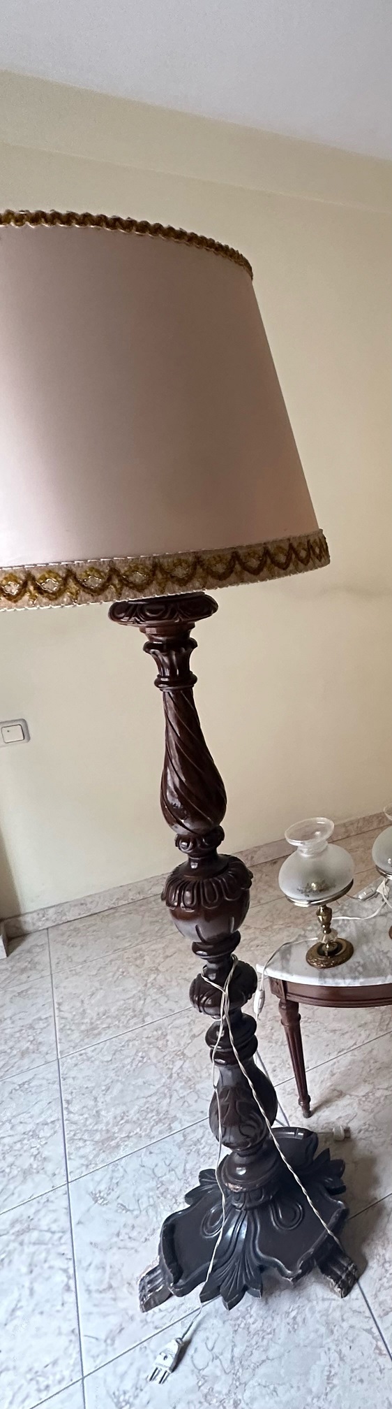 Lámpara de pie de madera tallada estilo Baroque Revival – 1