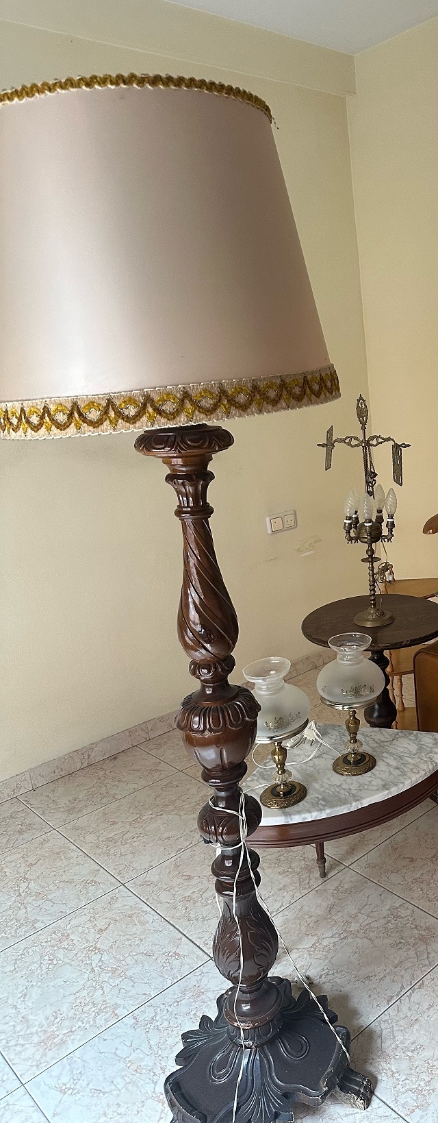 Lámpara de pie de madera tallada estilo Baroque Revival – 2