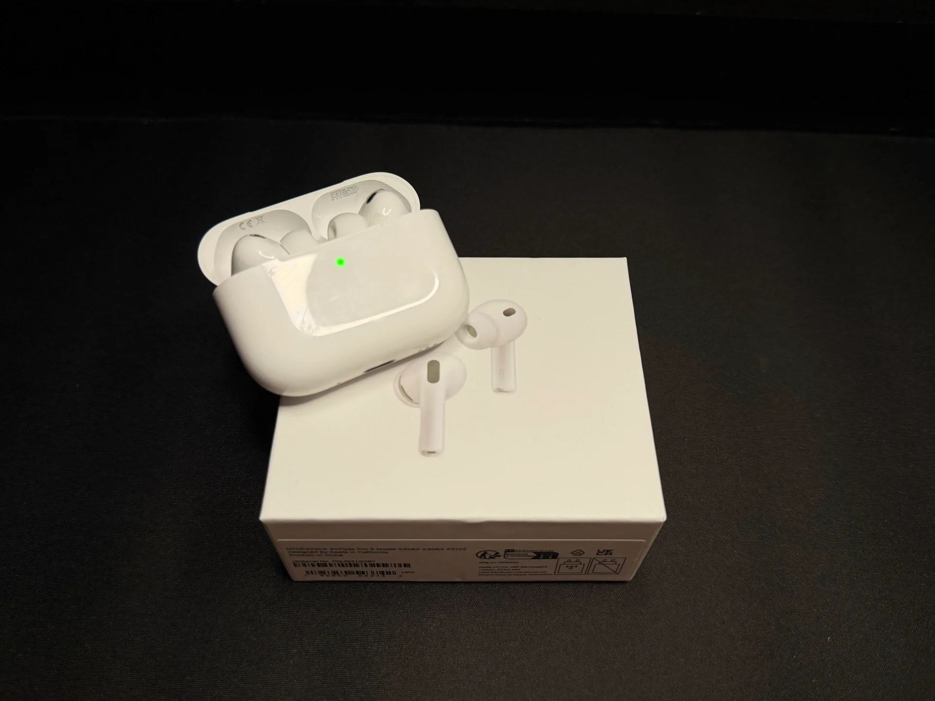 Apple AirPods Pro 3with charging case and box – 2